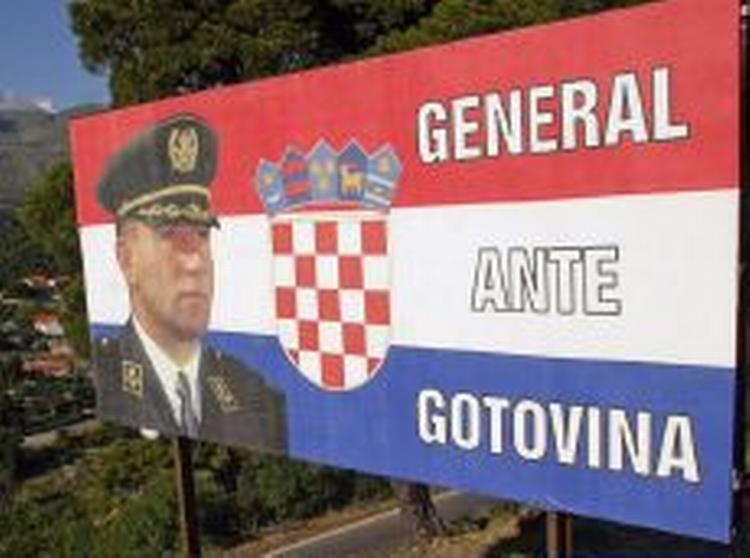 Mange nationalistisk sindede kroater betragter fortsat Ante Gotovina som en helt, her illustreret med et støtteskilt. - Foto: AP 