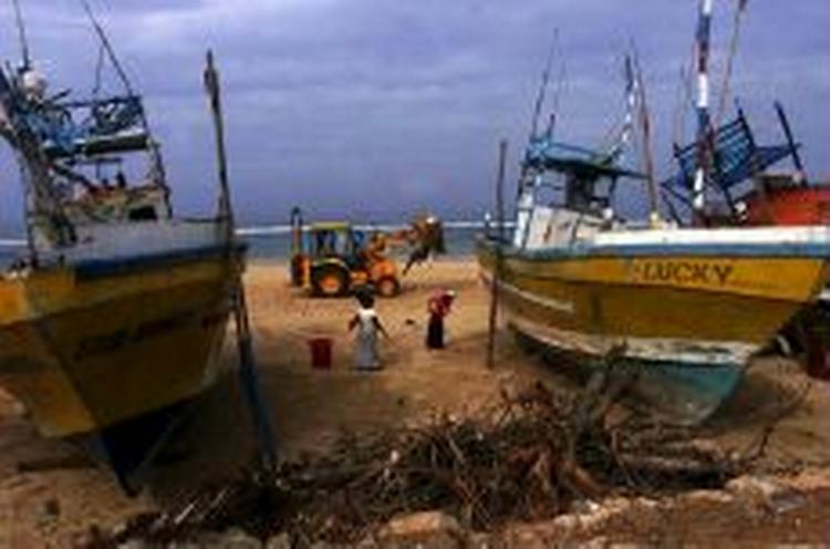 Oprydning på en strand i Sri Lanka efter tsunamien i juledagene. - Arkivfoto: AP 