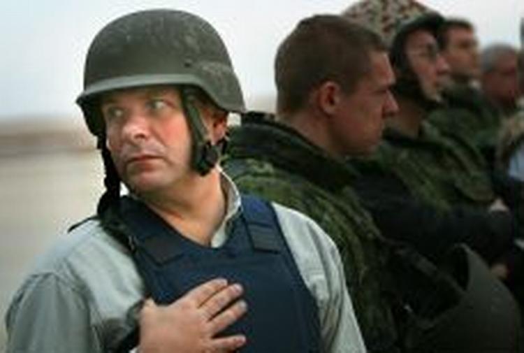 Forsvarsminister Søren Gade risikerer en næse for at afkræve loyalitetserklæring. Her ses han med danske styrker i Basra, Irak. Arkivfoto: HOK 