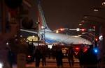 Et fly skred af landingsbanen i Chicago og pløjede sig vej ind i trafikken omkring lufthavnen, hvor en dreng blev dræbt. - Foto: AP 