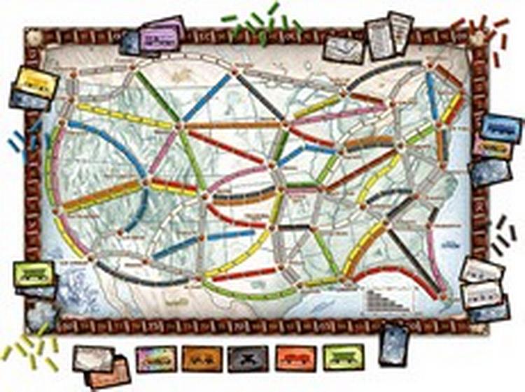 I Ticket to Ride skal USA pakkes ind i togskinner og det helst så hurtigt og taktisk snedigt som muligt. Forbind udvalgte byer og forhindr modstanderne i det samme: Simpelt koncept, men med store muligheder for strategisk banetænkning. 