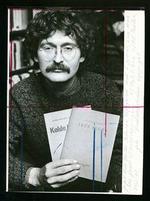 Sidst i november 1981 er Arne Herløv Petersen for længst løsladt og viser her to af sine pjecer frem som politiet ikke har fjernet. - Arkivfoto 