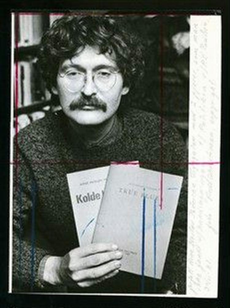 Sidst i november 1981 er Arne Herløv Petersen for længst løsladt og viser her to af sine pjecer frem som politiet ikke har fjernet. - Arkivfoto 