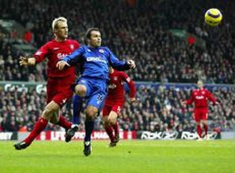 Sami Hyypia og resten af Liverpools forsvar er ved at overhale en imponerende rekord for Liverpool. - Foto: AP 
