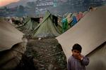 Mange overlevende bor i telte. Nu er den pakistanske hær gået i gang med at udskifte de tynde telte med vintertelte, der kan modstå frosten i de højereliggende områder.   Foto: AP 