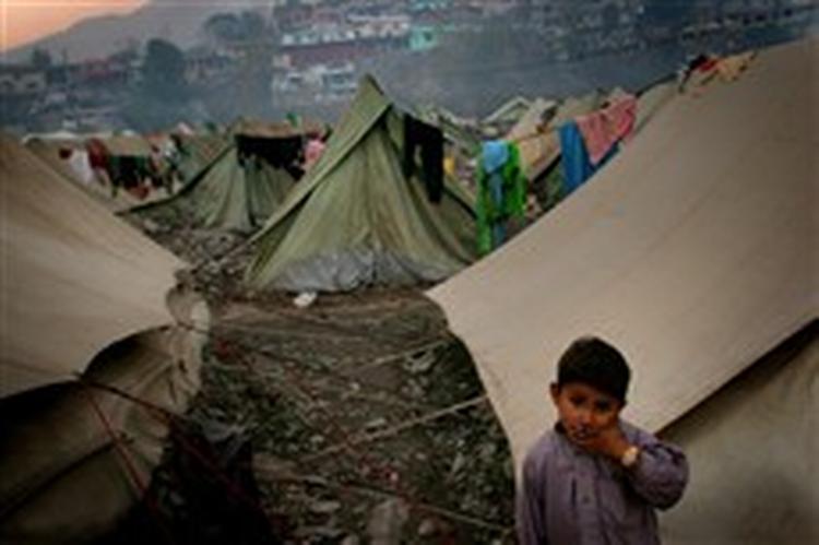 Mange overlevende bor i telte. Nu er den pakistanske hær gået i gang med at udskifte de tynde telte med vintertelte, der kan modstå frosten i de højereliggende områder.   Foto: AP 