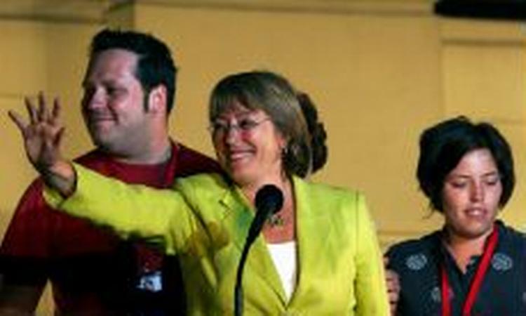 Michelle Bachelet fra den socialistiske koalition, der sidder i regering i Chile, ser ud til at vinde præsidentvalget. - Foto: AP 