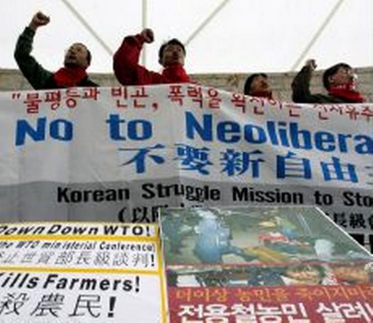 Sydkoreanske bønder demonstrerer mod globaliseringen op til WTO-topmødets start i dag. - Foto: AP 