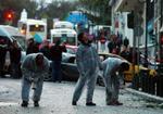 Politiets teknikere i fuld sving efter morgenens bombeeksplosion. - Foto: AP 