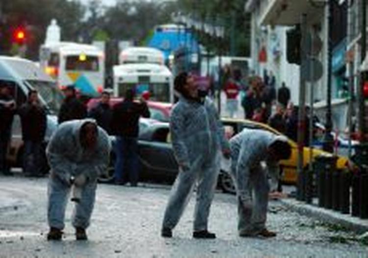 Politiets teknikere i fuld sving efter morgenens bombeeksplosion. - Foto: AP 