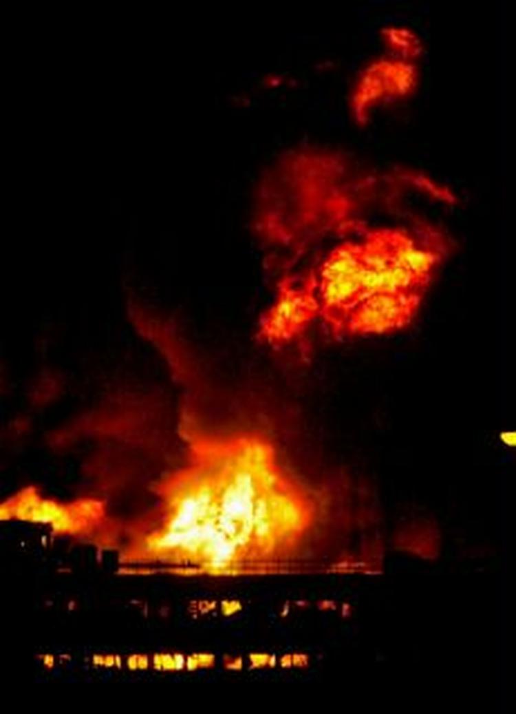 Flammer stiger til morgen op fra oliedepotet Buncefield nær London. - Foto: AP 