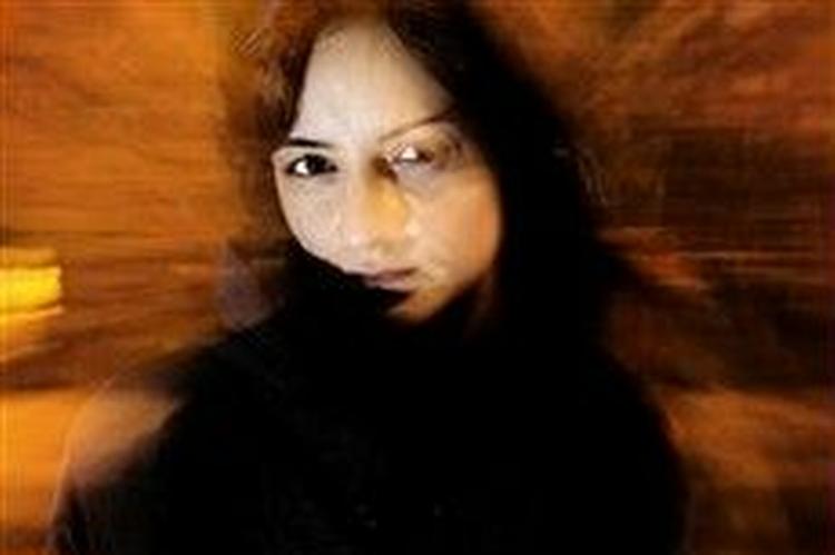 Marjaneh Bakhtiari ville helst have fortalt sine historier som film, men det opgav hun. Nu tyder meget på, at der alligevel kommer billeder på historierne om iranernes møde med svenskerne. En aftale om en biograffilm er på vej.   Foto: Martin Bubandt 