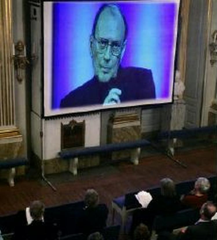 Harold Pinters helbred er så dårligt, at han ikke tog til Stockholm for at modtage nobelprisen. I stedet indspillede han den traditionelle forelæsning på en video, som onsdag blev afspillet for Svenska Akademien.   Foto: Henrik Montgomery/AP 