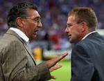 Schalke 04's manager Rudi Assauer (tv) taler med træner Ralf Rangnick, der i dag blev fyret fra danskerklubben. - Arkivfoto: AP 