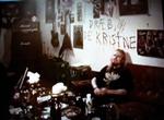 Ordene  Dræb de kristne  på væggen i heavy metal-bandet Stormslags øvelokale har stødt flere kristne grupper i Danmark. »Det er et meget voldsomt udsagn, men selvfølgelig skal det ses i sin kontekst«, siger Venstres medieordfører, Jens Rohde.   Affot 