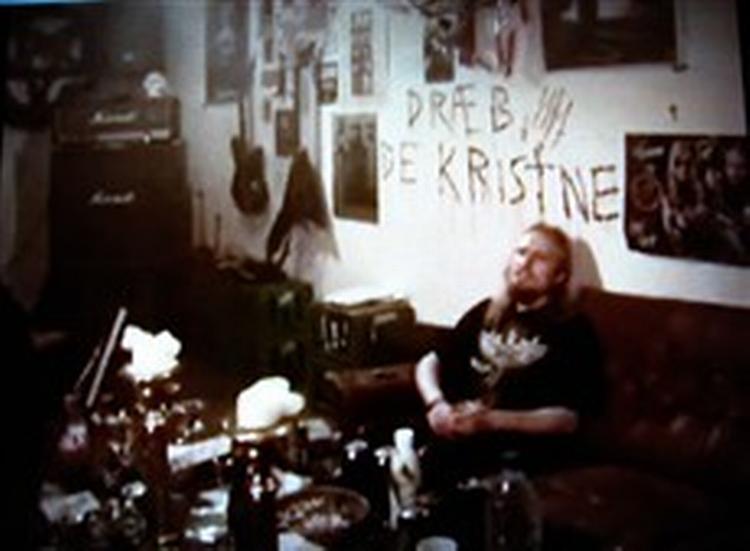 Ordene  Dræb de kristne  på væggen i heavy metal-bandet Stormslags øvelokale har stødt flere kristne grupper i Danmark. »Det er et meget voldsomt udsagn, men selvfølgelig skal det ses i sin kontekst«, siger Venstres medieordfører, Jens Rohde.   Affot 