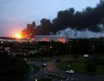 Flammerne kunne i morges fortsat ses på lang afstand. - Foto: AP 