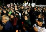 Hundredvis af demonstranter har de seneste dage opholdt sig uden for San Quentin-fængslet og krævet benådning. - Foto: AP 