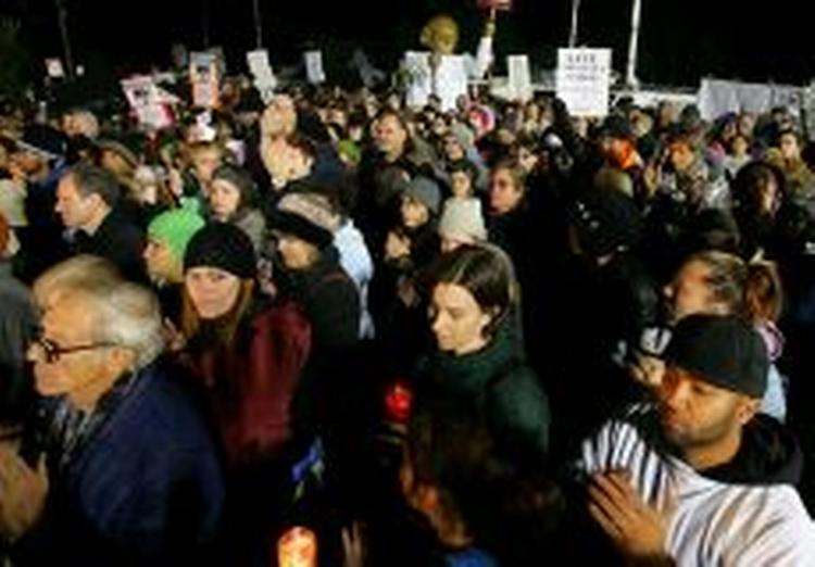 Hundredvis af demonstranter har de seneste dage opholdt sig uden for San Quentin-fængslet og krævet benådning. - Foto: AP 