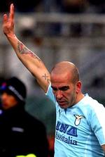 Paolo Di Canio har gjort det før i søndags og vil gøre det igen: hilse på Lazios fans på fascistisk vis.   Foto: AP 