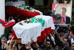 Den dræbte politiker og chefredaktør, Gibran Tueni, blev i dag fulgt til graven af tusinder af libanesere, der samtidig demonstrede mod Syrien. - Foto: AP 