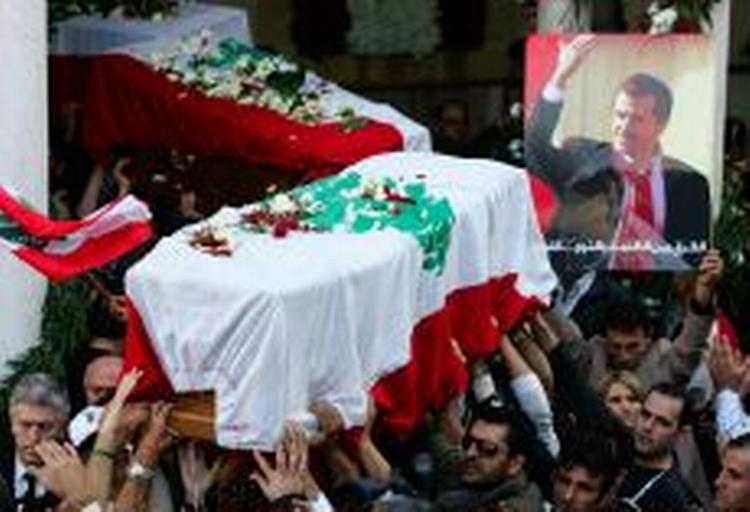 Den dræbte politiker og chefredaktør, Gibran Tueni, blev i dag fulgt til graven af tusinder af libanesere, der samtidig demonstrede mod Syrien. - Foto: AP 