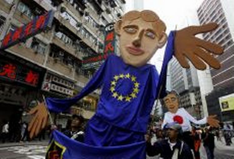 Demonstranter i Hongkongs gader protesterer mod de rige landes manglende mod på at åbne for handelen med de fattigere nationer ved WTO-topmødet. - Foto: AP 