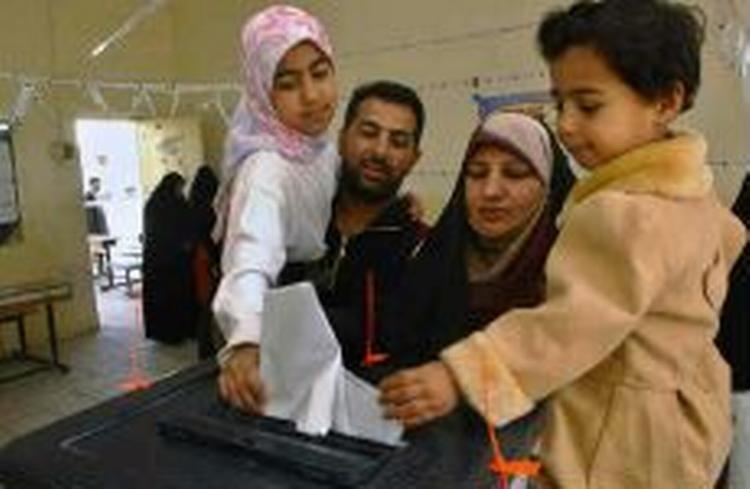 En irakisk familie stemmer i Basra i det sydlige Irak. - Foto: AP 