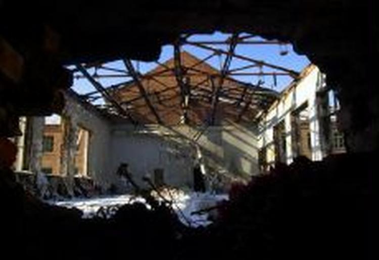 Ruinerne af Skole nr. 1 i Beslan, der blev angrebet af terrorister i september sidste år. - Foto: AP 