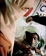 Naqsha Bibi er i bedring. Hun spiser røræg og kiks og kan selv pille en banan. - Foto: Jan Grarup 