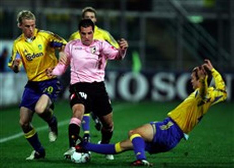 Hverken Kasper Lorentzen eller hans Brøndby-holdkammerater havde gennemslagskraft i Palermo, hvor det blev til en lussing, da hjemmeholdet rullede sig ud oven på en god Brøndby-åbning.   Foto: Alessandro Fucarini/AP 