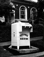 MODERNISERING. Bibliopatens lokale bibliotekar er blevet erstattet af et apparat, der ikke er helt så let at betjene, som denne  frit lejde -afleveringsboks fra et bibliotek i New Jersey.   Arkivfoto: Paul Popper 