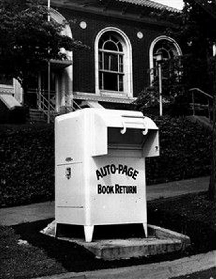 MODERNISERING. Bibliopatens lokale bibliotekar er blevet erstattet af et apparat, der ikke er helt så let at betjene, som denne  frit lejde -afleveringsboks fra et bibliotek i New Jersey.   Arkivfoto: Paul Popper 