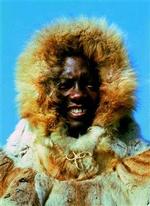 OPDAGELSE. Tété-Michel Kpomassie noterer med forundring, at varmt tøj ikke giver ham varme, men kun holder på hans egen varme. Vil han have mere, må han stige af hundeslæden og løbe.   Omslagsfoto: Privat 