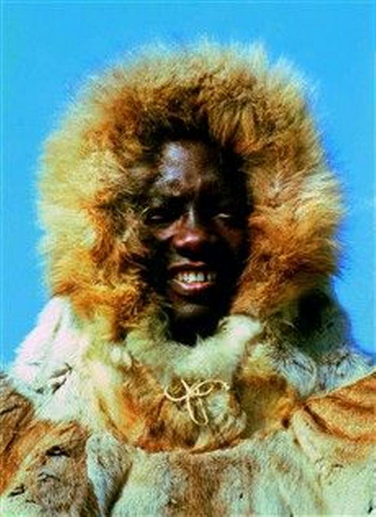 OPDAGELSE. Tété-Michel Kpomassie noterer med forundring, at varmt tøj ikke giver ham varme, men kun holder på hans egen varme. Vil han have mere, må han stige af hundeslæden og løbe.   Omslagsfoto: Privat 