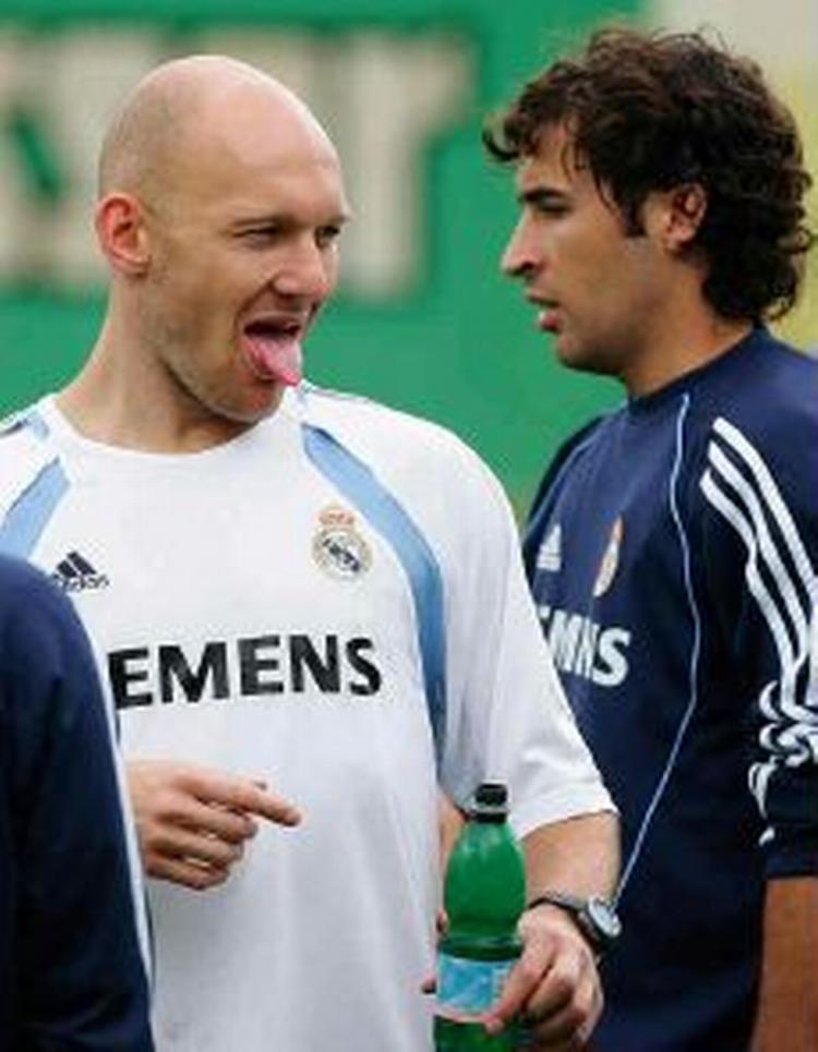 Thomas Gravesen og Real Madrid skal til England i Champions League. - Foto: AP 