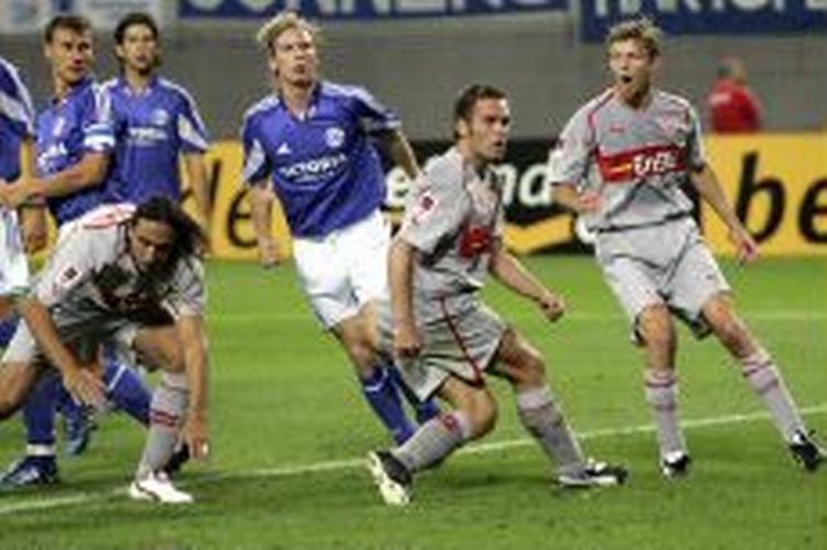 De tre danskere Ebbe Sand, Christian Poulsen og Jon Dahl Tomasson er her i kamp for Schalke og Stuttgart. De to danskerklubber blev trukket mod henholdsvis Espanyol og Middlesbrough i UEFA Cup. - Arkivfoto: Thomas Wilmann 