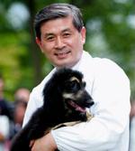 Dr. Hwang Woo-Suk ses med den første klonede hund, som han var med til at skabe i august i år. Forskeren trækker i dag alt sit arbejde på grund af kritik fra andre forskere og medier. - Arkivfoto: AP 