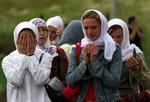 Kvinder deltager i en begravelse af 610 muslimer i Potocari, uden for Srebrenica, i juli i år på 10-årsdagen for den serbiske massakre på muslimer i området. Arkivfoto: AP 