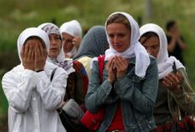 Kvinder deltager i en begravelse af 610 muslimer i Potocari, uden for Srebrenica, i juli i år på 10-årsdagen for den serbiske massakre på muslimer i området. Arkivfoto: AP 