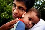 Kamal Qureshi (SF) ville gerne have haft et halvt års barselsorlov med sin søn Mali. Men det kunne ikke lade sig gøre. Billedet er fra sommeren 2004.   Foto: Camilla Stephan 