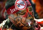 En sydkoreansk demonstrant på vej ind i Hongkong for at demonstrere mod forhandlingerne om frihandel i WTO-regi, som ikke rokker sig ud af stedet. - Foto: AP 