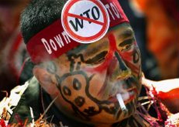 En sydkoreansk demonstrant på vej ind i Hongkong for at demonstrere mod forhandlingerne om frihandel i WTO-regi, som ikke rokker sig ud af stedet. - Foto: AP 