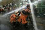 Demonstranter beskydes med vandkanoner. - Foto: AP 