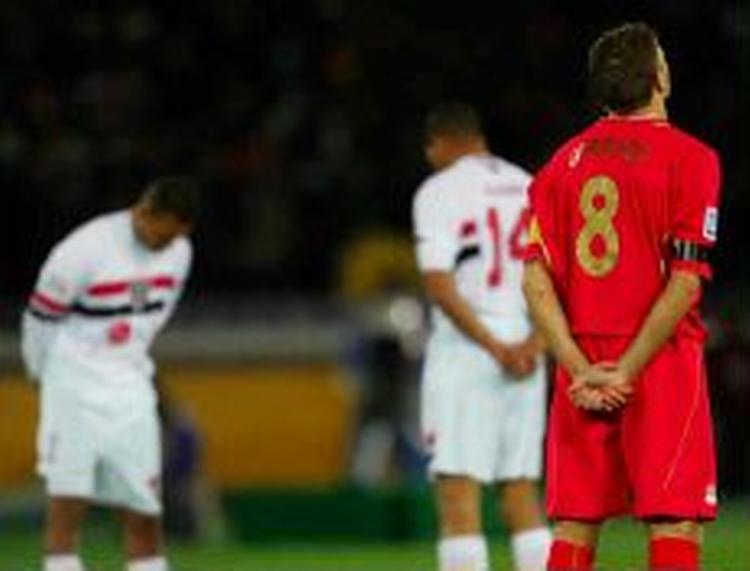 Kmapen blev indledt med et minuts stilhed til ære for Liverpoolmanager Rafael Benitez, hvis far døde for nylig. - Foto: AP 