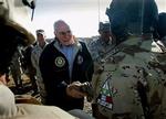Vicepræsident Dick Cheney hilser på en irakisk soldat på Taji militærbasen under søndagens besøg.   Foto: AP 