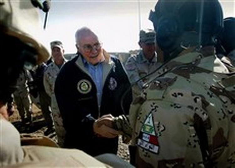 Vicepræsident Dick Cheney hilser på en irakisk soldat på Taji militærbasen under søndagens besøg.   Foto: AP 
