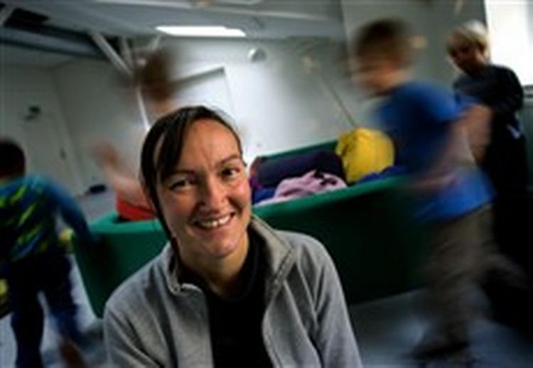 »Det er lidt et blækspruttearbejde at få det hele til at gå op«, siger souschefen Lisa fra udflytterbørnehaven Hestestalden med adresse på Vesterbro i København. - Foto: Finn Frandsen 