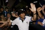 Evo Morales tiljubles af tilhængerne efter første valgrunde i Bolivia. - Foto: AP 
