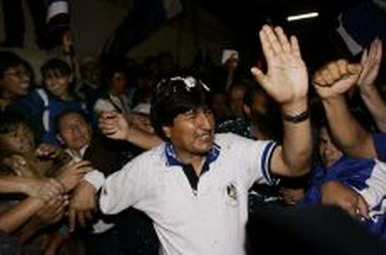 Evo Morales tiljubles af tilhængerne efter første valgrunde i Bolivia. - Foto: AP 